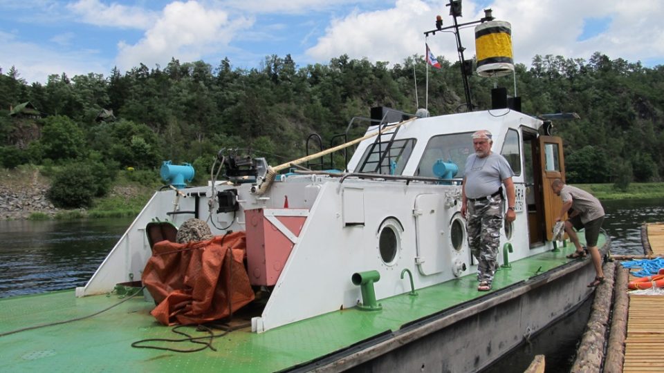 Lodní remorkér doprovázející dřevěný vor