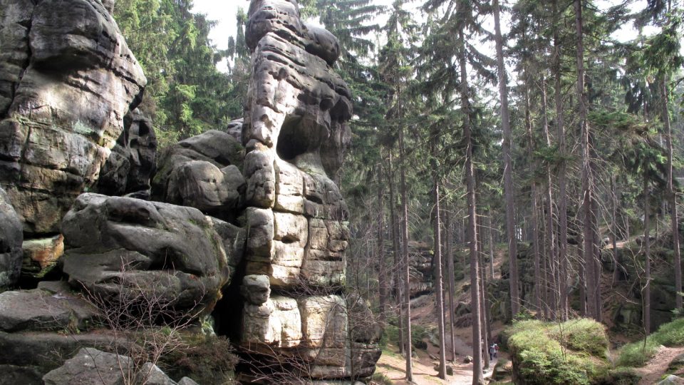 Horní a Dolní skalní labyrint Ostaše odděluje geologický zlom hluboký sto metrů