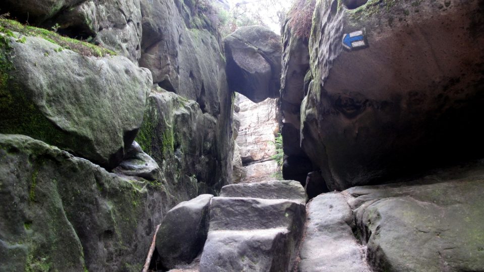 Skalním labyrintem na Ostaši provede návštěvníky modrá turistická trasa