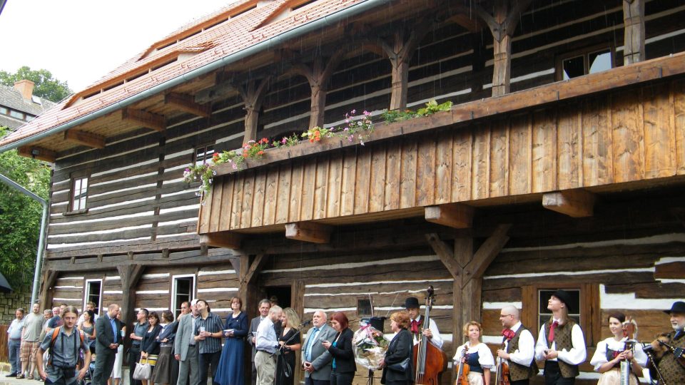 Roubenka z roku 1700 byla původně v Loubí na Českolipsku. Nyní je z ní vzdělávací centrum v Zubrnicích