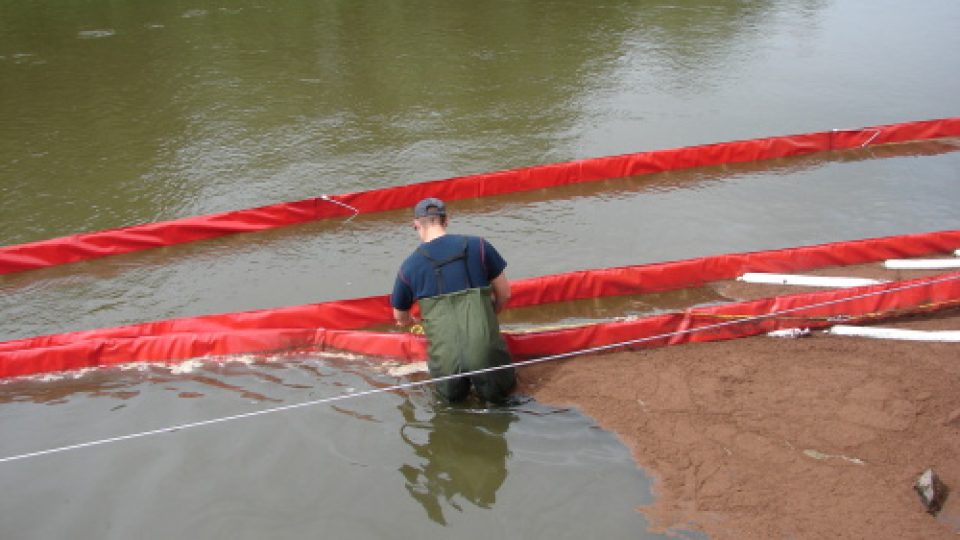 Hasiči zachycují uniklý olej na hladině řeky Odry (Ostrava)