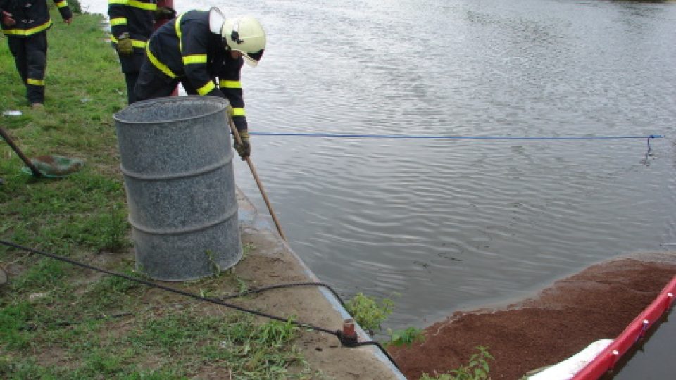 Hasiči zachycují uniklý olej na hladině řeky Odry (Bohumín)