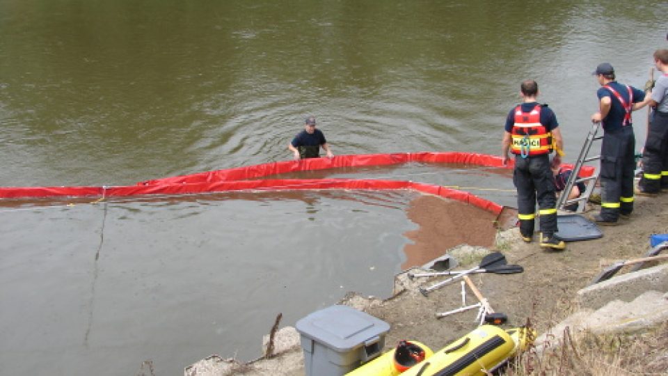 Hasiči zachycují uniklý olej na hladině řeky Odry (Ostrava)