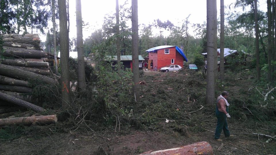 Osada vycházejícího slunce v královéhradeckých lesích se vzpamatovává po větrné smršti