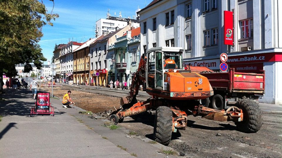 Dělníci pracují na rekonstrukci náměstí 28. října a přilehlých ulic Dukelská a S.K.Neumanna v Hradci Králové
