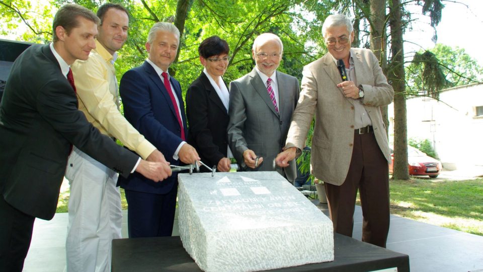 Ředitel Antonín Karásek (zcela v pravo) u základního kamene