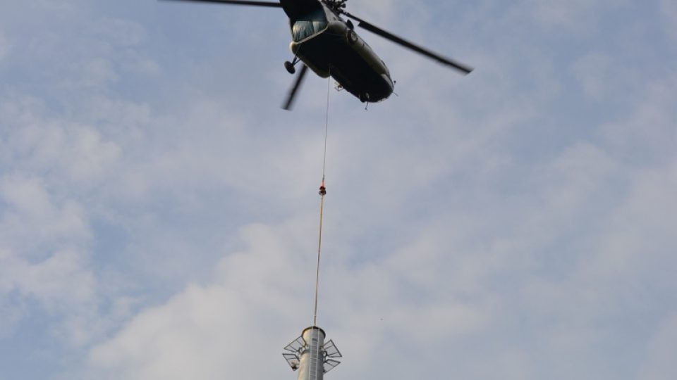 Vrtulnik instaluje novou lanovku na Klínovci v Krušných horách