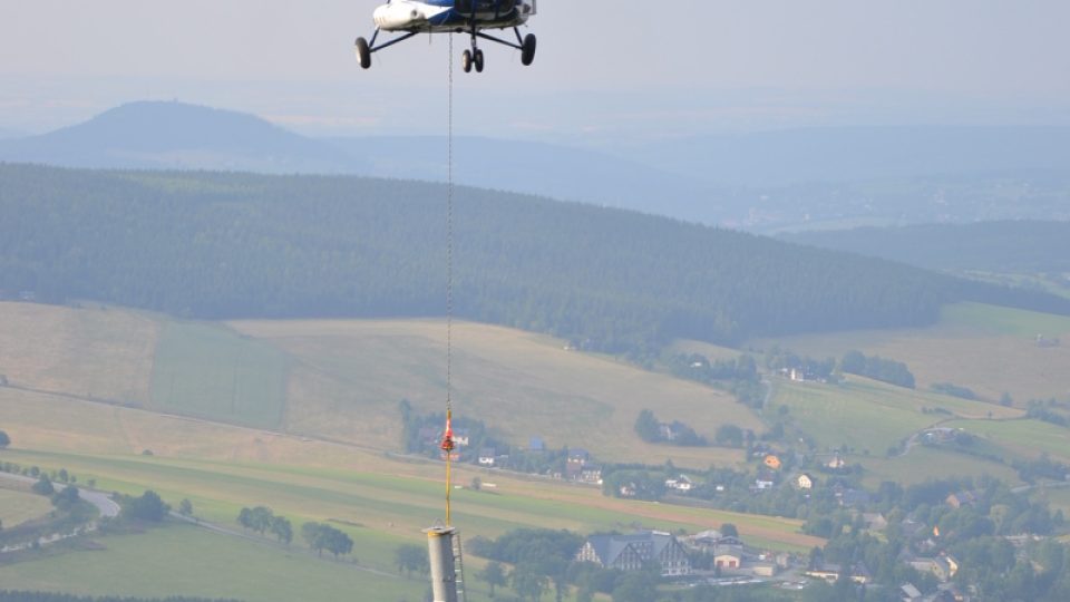Vrtulnik instaluje novou lanovku na Klínovci v Krušných horách