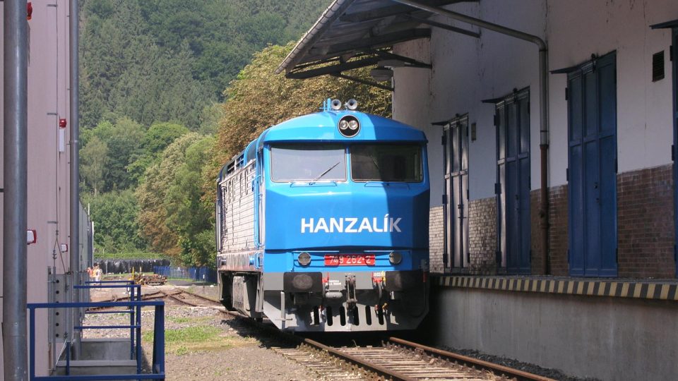 Nová lokomotiva "Bardotka" na železniční vlečce v Kyselce