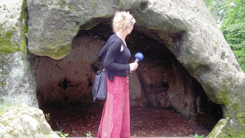 Redaktorka Vlaďka Wildová natáčí v Klokočských skalách na hradě Rotštejně.