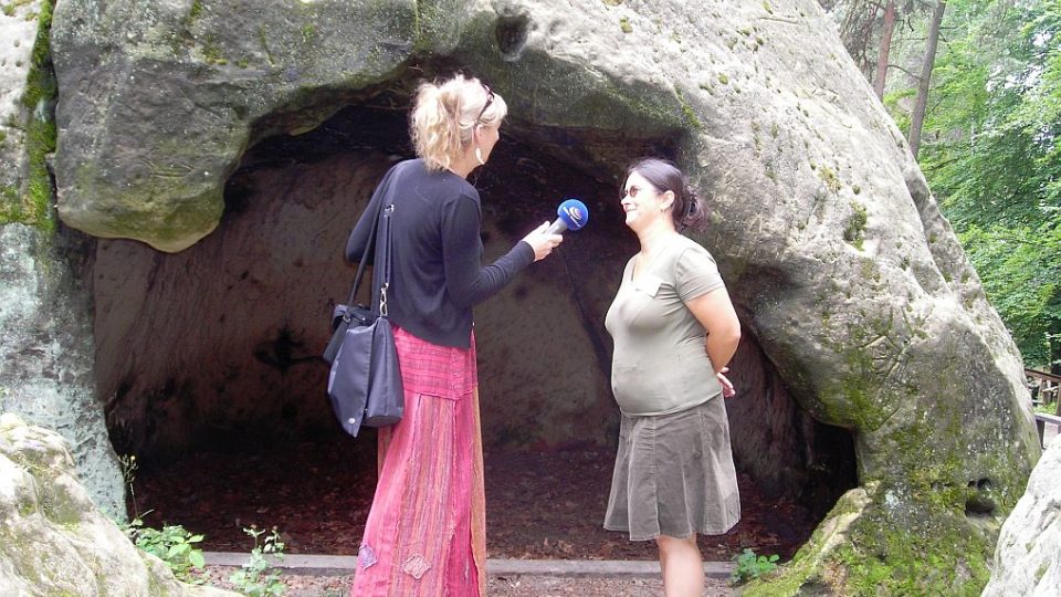 Kastelánka hradu Rotštejn v Klokočských skalách Hana Talli Hlubučková s redaktorkou Vlaďkou Wildovou.