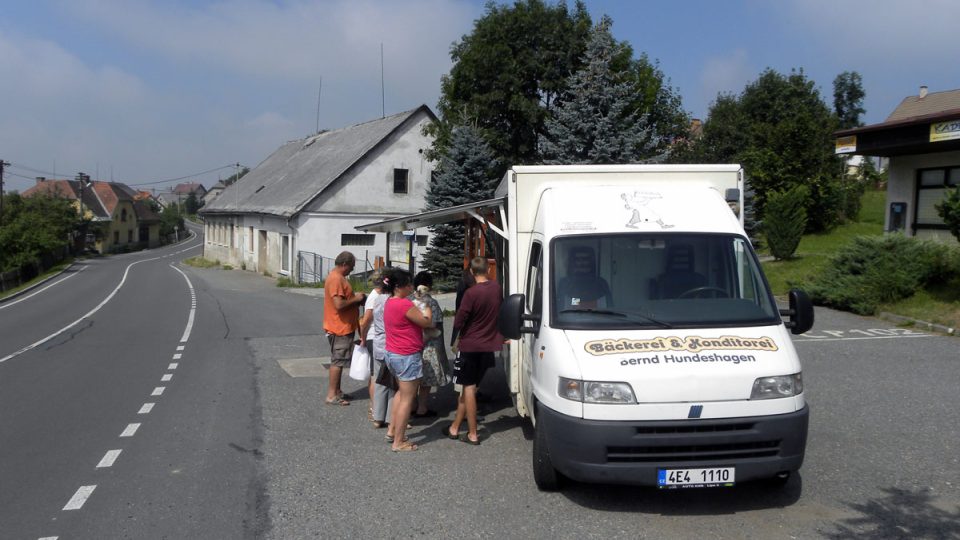 Lidé si na pojízdnou pekárnu pana Říhy postupně zvykají