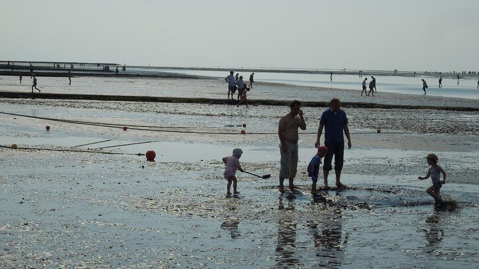 Děti se tu zabaví snadno: prohrabávají se pískem a hledají mušle