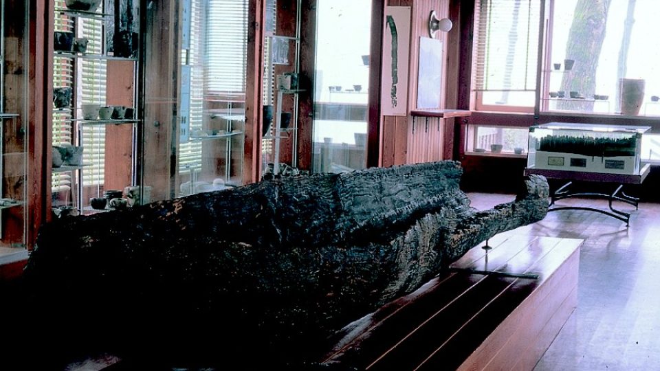 Nalezená kánoe je vystavena v muzeu v Molině  