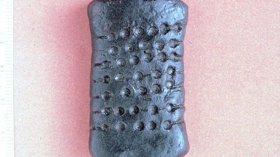 Takzvaný enigmatický předmět – jedna ze záhadných destiček, které se nalezly jak v Ledru, tak ve střední Evropě a dokazují kontakty v rámci Evropy už před 4000 lety