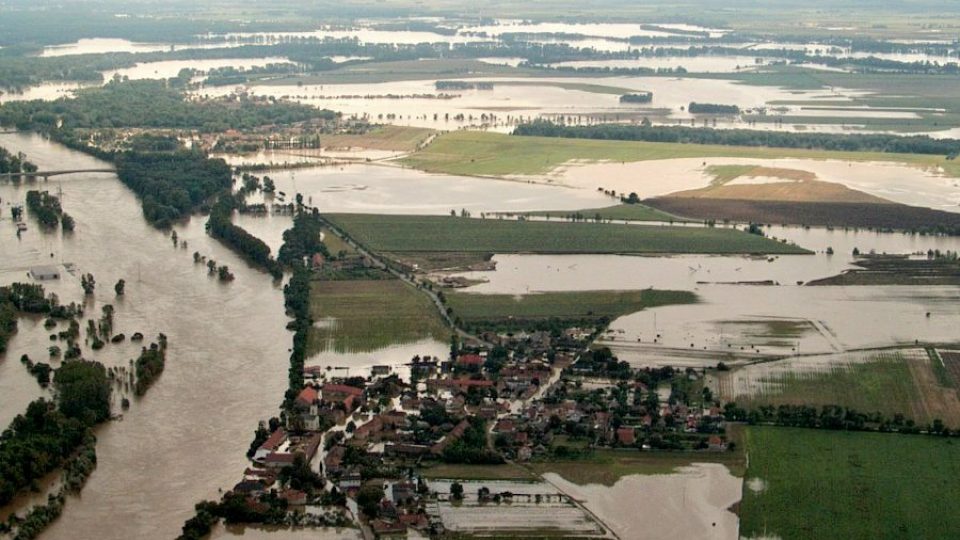 Vliněves a Brozánky u soutoku Vltavy s Labem u Mělníku krátce po kulminaci hladiny 15. srpna 2002