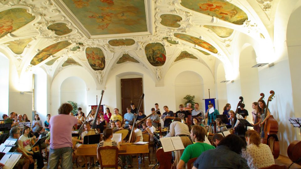 Zkouška barokního orchestru v Holešově
