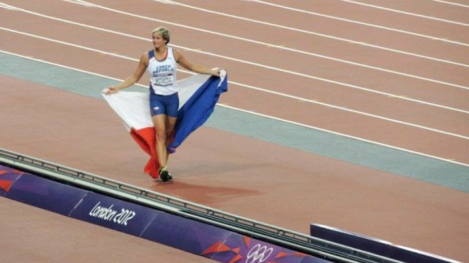 Barbora Špotáková oslavuje své druhé olympijské zlato