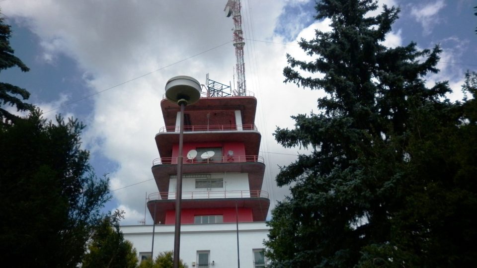 Budova pod vysílačem