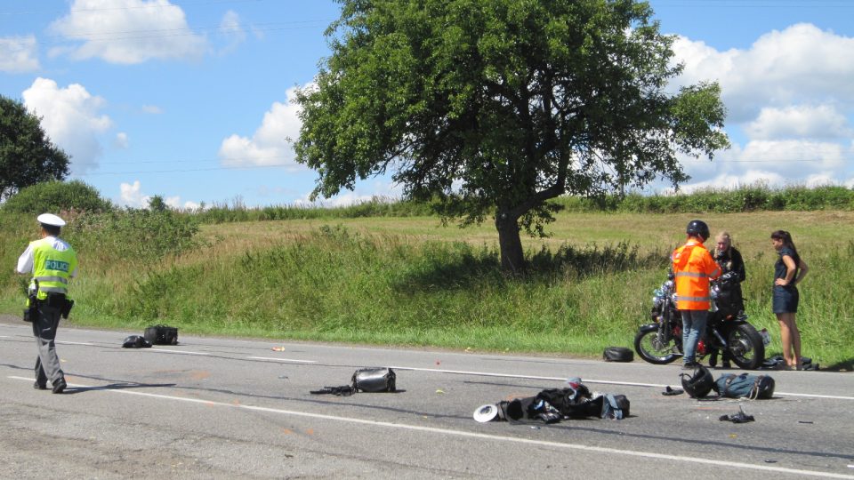 Kusy motorky byly rozházené po celé silnici