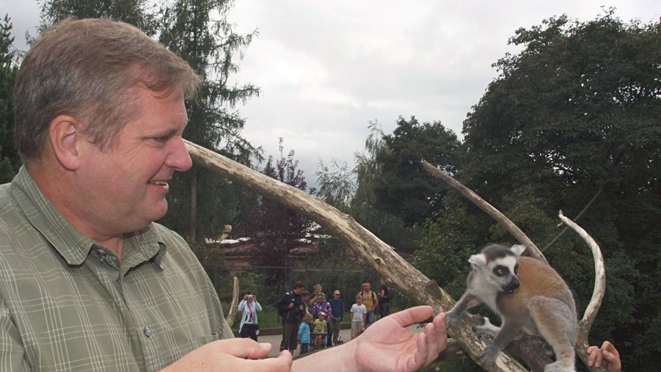 Křtiny mláděte lemura kata (lemur dostal jméno Pepa, kmotr Pavel Kudrna)