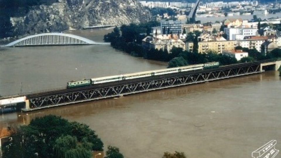 Voda teče, vlaky jedou...