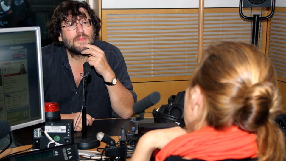 Petr Weiss před vysíláním Hosta Radiožurnálu s moderátorkou Lucií Výbornou