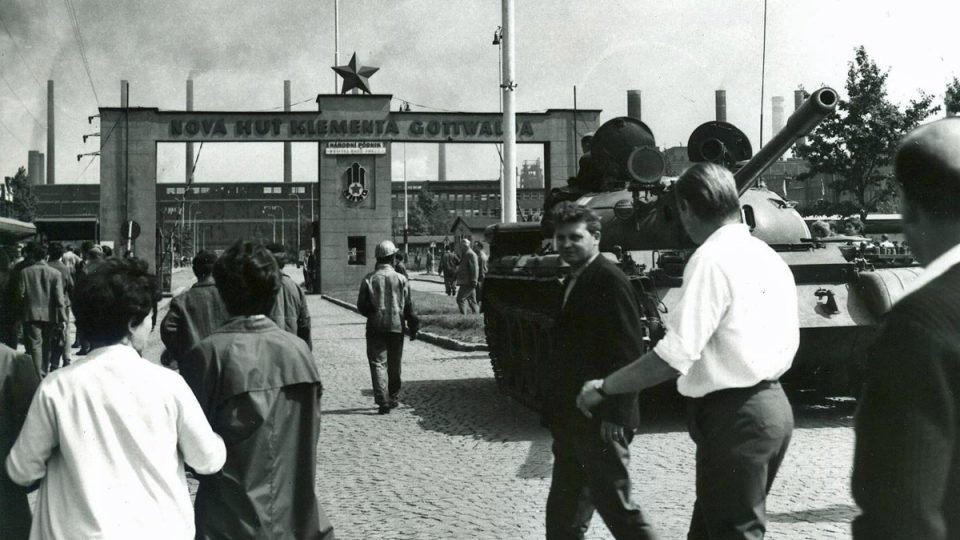 Hlavní brána ostravské Nové huti Klementa Gottwalda (21. 8. 1968)