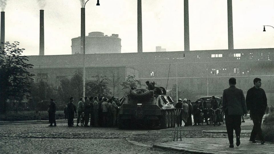 Hloubková silnice v Nové huti Klementa Gottwalda (21. 8. 1968)