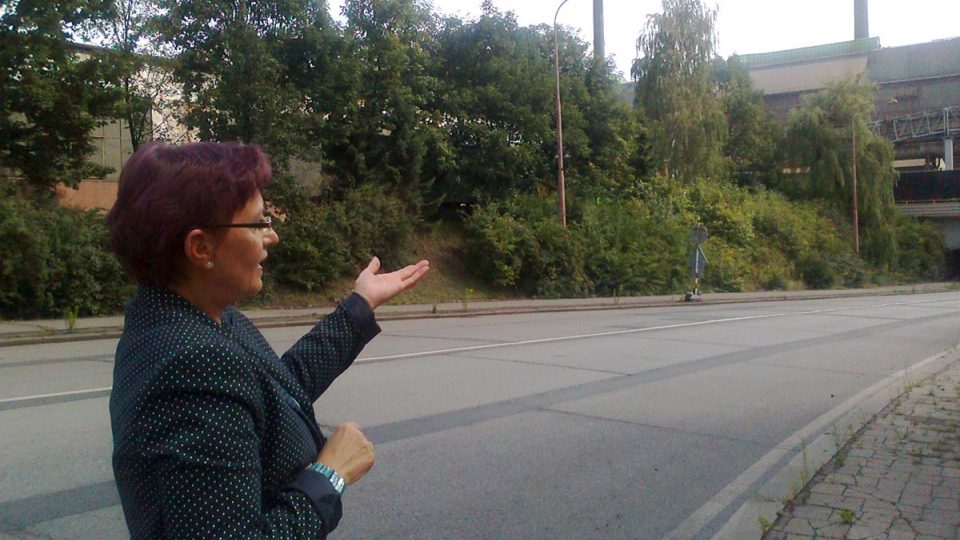 Archivářka ArcelorMittal Ostrava Hana Sojková ukazuje, na kterém místě dělníci plánovali obranu proti okupačním vojákům