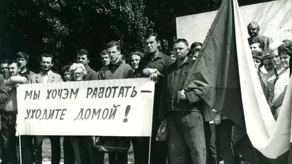 Protestující dělníci u pomníku Klementa Gottwalda 