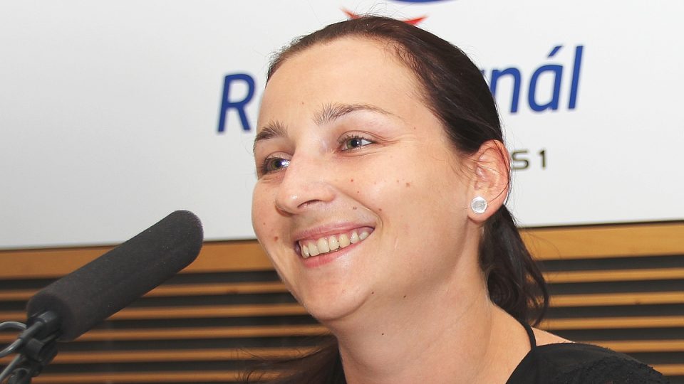 Zástupkyně Fóra 50 % Marcela Adamusová přijala pozvání do studia Radiožurnálu