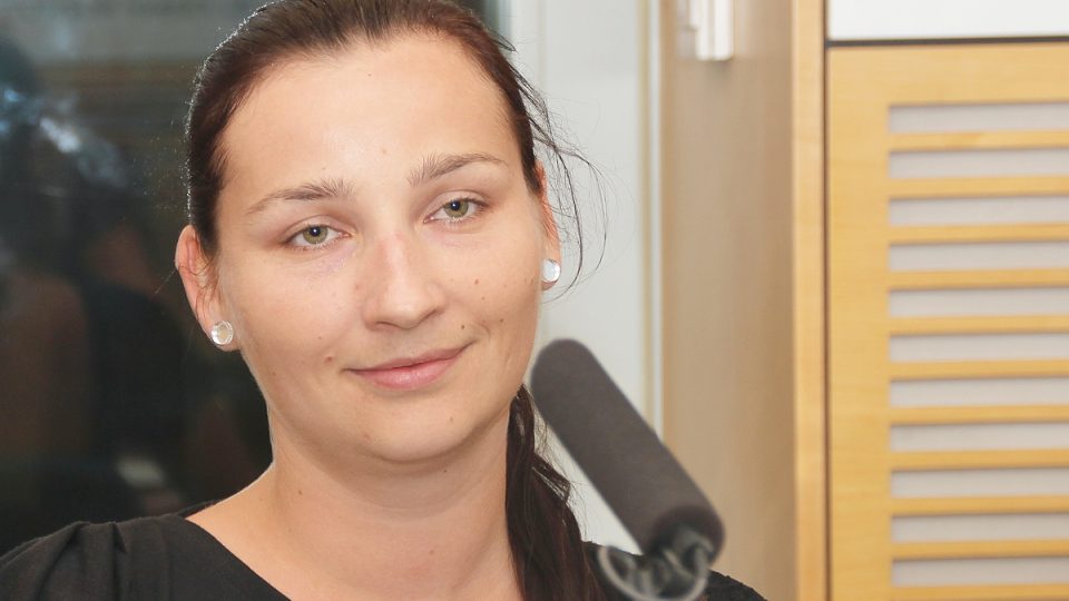 Zástupkyně Fóra 50 % Marcela Adamusová přijala pozvání do studia Radiožurnálu