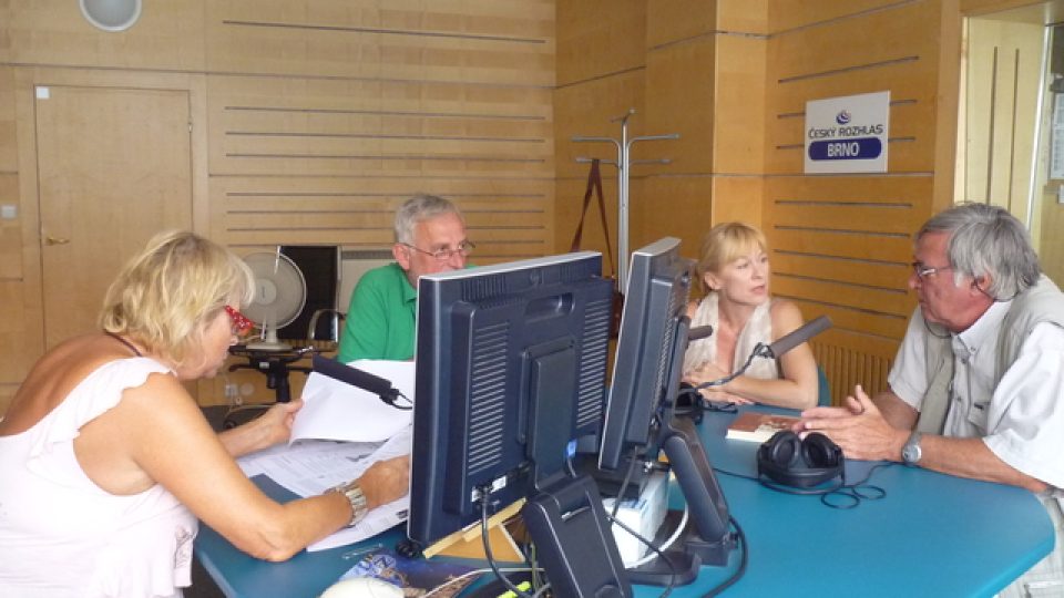 Moderátorka Marcela Antošová společně s herci Miloslavem Mejzlíkem, Danou Batulkovou a Dušanem Jamrichem