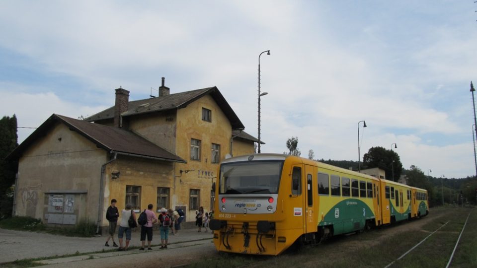 Vlakové nádraží po příjezdu vlaku