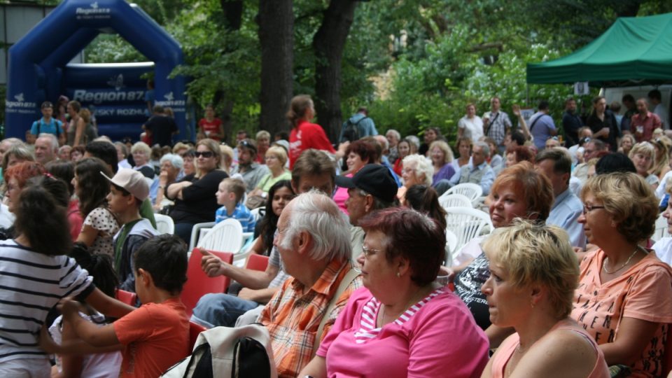 Diváci v hledišti Pivních slavností Léta s pěnou