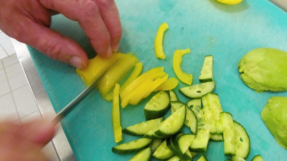 Zeleninový salát s avokádem a s kuřecím masem - příprava