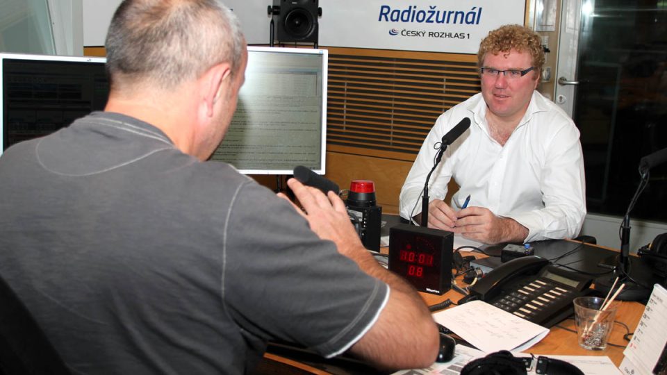 Jan Pokorný s Milanem Fridrichem ve studiu Radiožurnálu