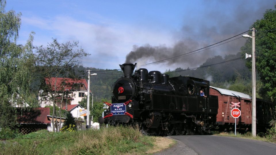 Historický vlak na znovuotevřené železniční vlečce mezi Kyselkou a Vojkovicemi