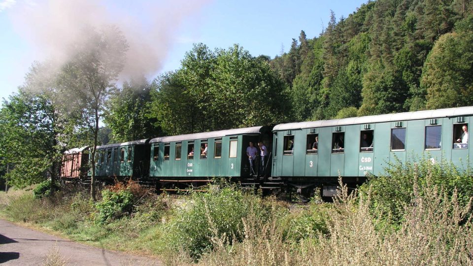 Historický vlak na znovuotevřené železniční vlečce mezi Kyselkou a Vojkovicemi