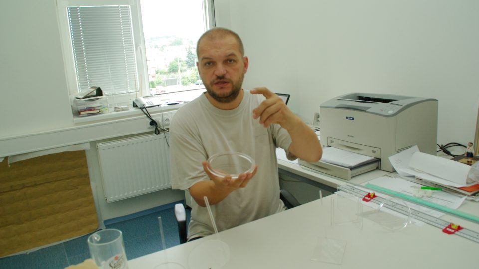 Vladimír Kovařík s modelem slunečních hodin
