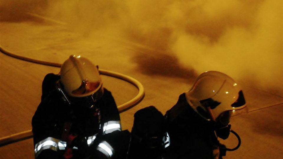 Hasiči likvidují požár v Dobrovského tunelech