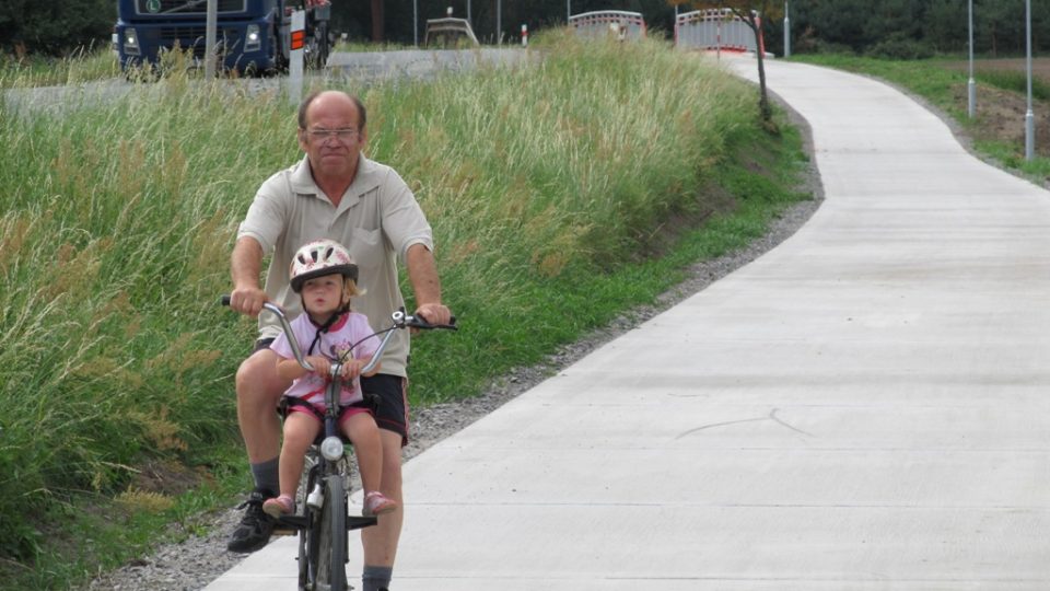 Betonový povrch cyklostezky cyklisté většinou vítají