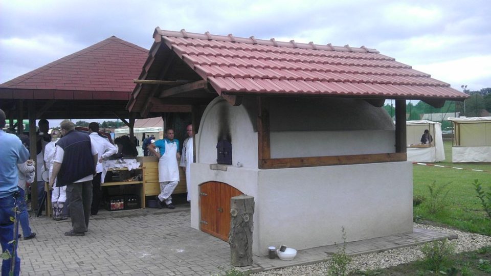 V Synkově Slemenu na Rychnovsku mají pec na pečení chleba