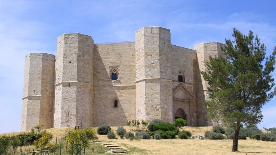 Fridrichův hrad Castel del Monte je mystické místo