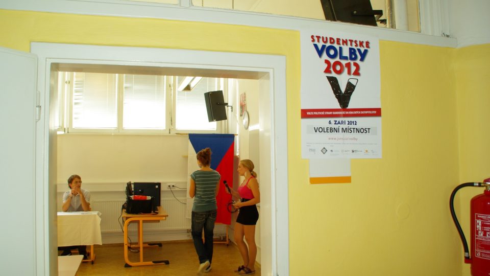 Volební místnost ve zlínském gymnáziu