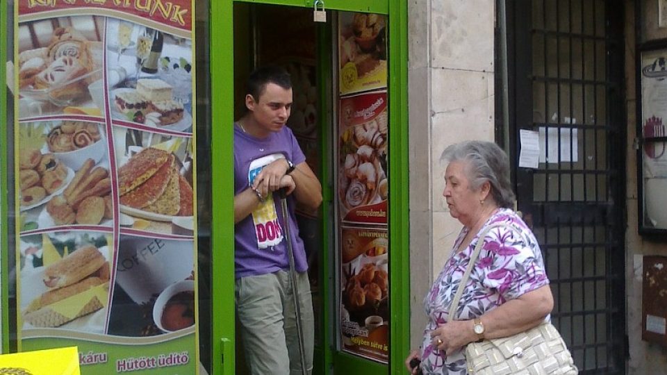 Pani Kornélia před pekárnou společně s Viktorem