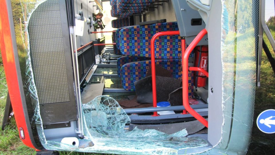 Rozstříhané přední okno autobusu hasiči