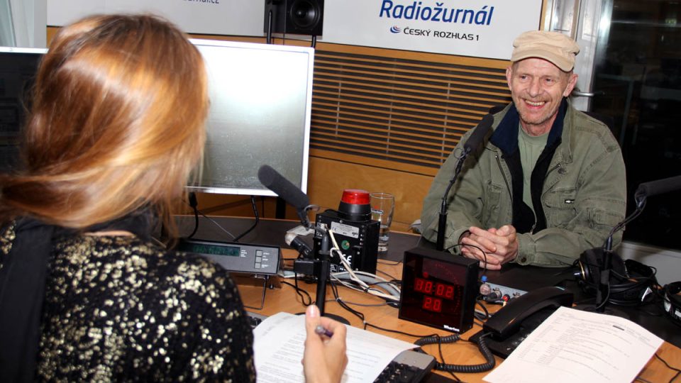 Moderátorka Lucie Výborná s hercem Jiřím Schmitzerem před vysíláním Hosta Radiožurnálu