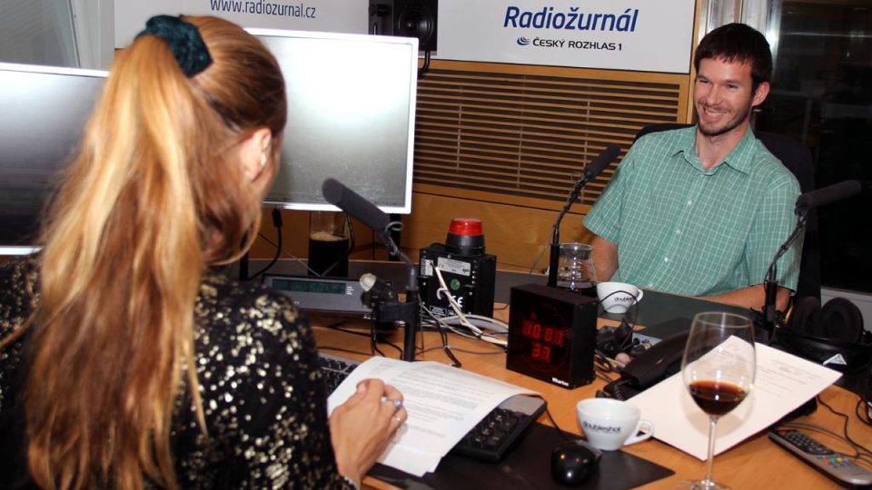 Barista Jaroslav Tuček s moderátorkou Lucií Výbornou popíjeli během vysílání Hosta Radiožurnálu kávu